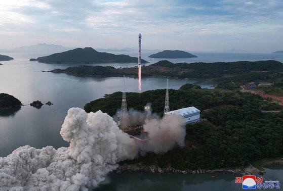 图为上月31日，在位于朝鲜平安北道铁山郡东仓里的新发射场，朝鲜正在发射搭载有军事侦察卫星的“千里马-1”型运载火箭。【照片来源：朝中社=韩联社】