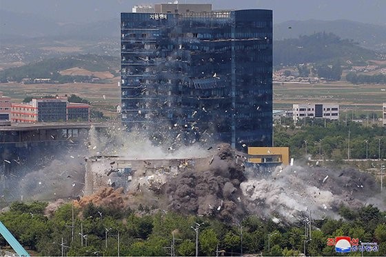 韩国政府对朝鲜炸毁韩朝共同联络事务所提起索赔诉讼。图为2020年6月朝中社报道的爆炸场面。【照片来源：韩联社】