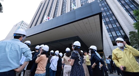 图为上月16日下午，在政府首尔大楼举行的第414次民防日举行的民间防空演习。 【照片来源：韩联社】