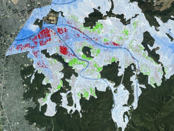 图为首尔冠岳区新林洞半地下室浸水高危地区地图。去年暴雨中母女三人遇难的半地下室位于用红色标出的高危地区。【照片来源：首尔市S-Map开放实验室截图】