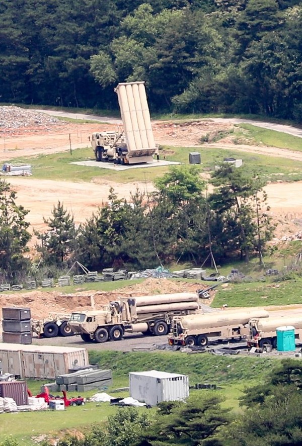 图为22日记者拍摄到的庆尚北道星州郡驻韩美军末段高空区域防御系统(THAAD萨德)基地的发射台。【照片来源：韩联社】