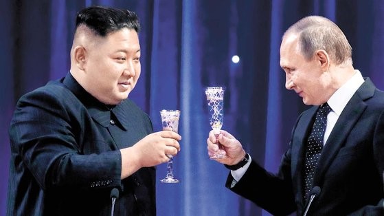 图为2019年4月，朝鲜国务委员长金正恩访问俄罗斯与俄罗斯总统普京举行会谈，并在招待会上举起酒杯。【照片来源：塔斯社、韩联社】