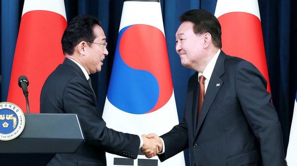 图为韩国总统尹锡悦(右)和日本首相岸田文雄。【照片来源：总统办公室摄影记者团】