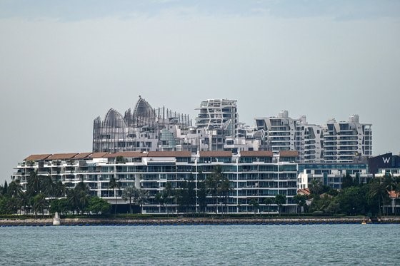 图为今年2月被中国富豪大量购置的新加坡圣淘沙岛高级公寓。【照片来源：AFP=韩联社】
