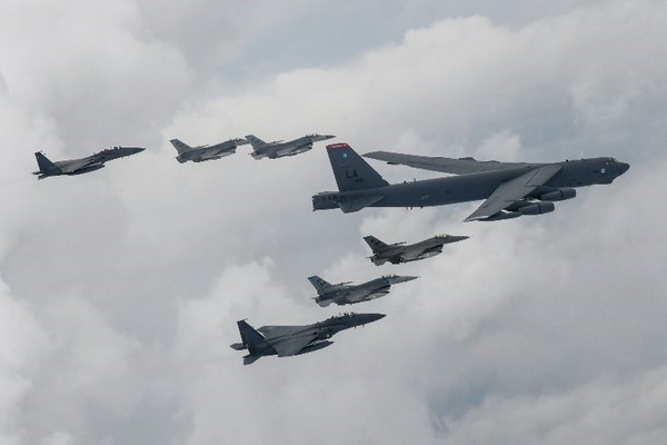 图为13日，美国空军B-52H战略轰炸机和韩国F-15鹰式战斗机正在进行联合空中演习。【照片来源：韩国联合参谋本部】