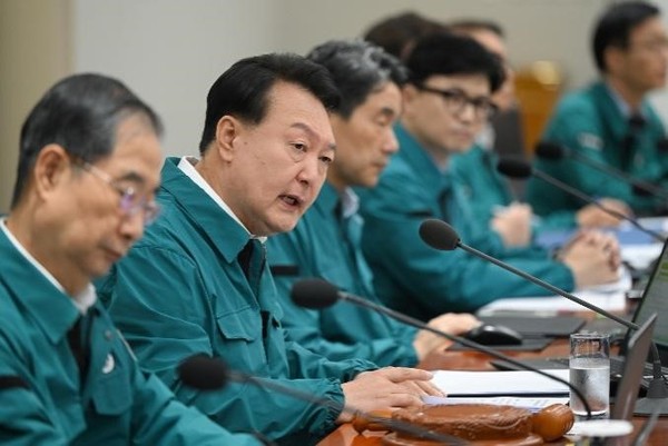 图为18日上午，韩国总统尹锡悦在龙山总统办公大楼主持召开了第29届国务会议。【照片来源：韩国总统办公室】
