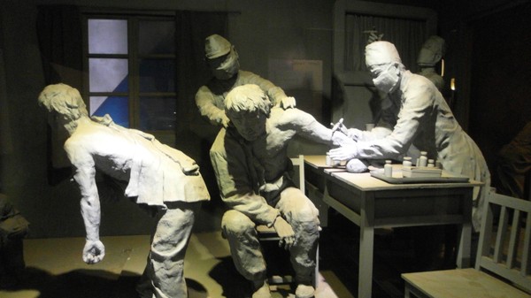 中国黑龙江省哈尔滨市日军731部队遗址展出的日军对中国人和朝鲜人进行残酷生物实验的情景。【照片来源：中央照片库】