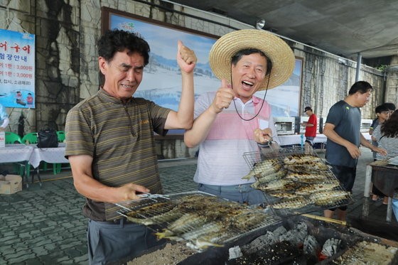 奉化叉牙鱼节从7月29日开始。庆典期间，可以在乃城川烤鱼或直接吃生鱼片。【照片来源：奉化郡】