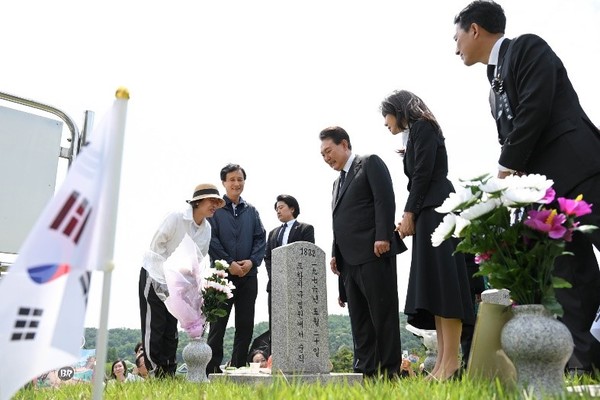 图为2023年6月6日，尹锡悦总统在国立首尔显忠院前往反间谍牺牲者墓地。这是首次有现任总统前去祭奠。【照片来源：韩国总统办公室】