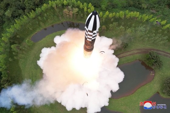 朝鲜试射“火星-18型”ICBM。【照片来源：朝中社=韩联社】