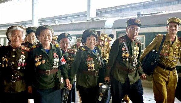 据朝鲜《劳动新闻》25日报道称，为参加纪念“全胜节”(7月27日，韩国战争停战 70 周年)的盛大庆祝活动，参加活动的人员已于24日抵达平壤。【照片来源：NEWS1】