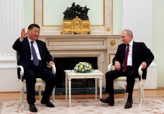 图为今年3月20日在莫斯科克里姆林宫举行会谈的俄罗斯总统普京和中国国家主席习近平。【照片来源：美联社=韩联社】