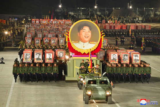 据朝中社28日报道称，朝鲜27日晚在平壤金日成广场举行了"战胜节70周年"(6.25战争停战协定纪念日)阅兵式。【照片来源：朝中社=韩联社】