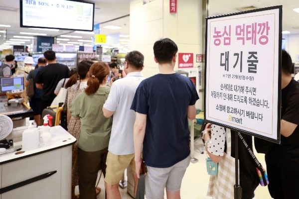 图为30日在首尔易买得龙山店，市民们正在排队等待购买最近缺货的农心出品的“烤干明太鱼条”。【照片来源：NEWSIS】