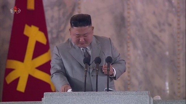 据朝鲜中央电视台报道，2020年10月10日，朝鲜举行了纪念劳动党成立75周年阅兵式。身穿灰色西服的金正恩委员长在演讲过程中提到“战胜灾难”，哽咽地摘下眼镜擦着眼泪。【照片来源：NEWSIS】