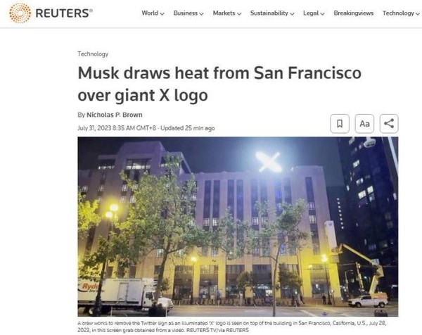 7月31日，路透社报道称，马斯克公司在原推特大楼上安装的“X”标志，引发诸多争议。图片来源：路透社报道截图