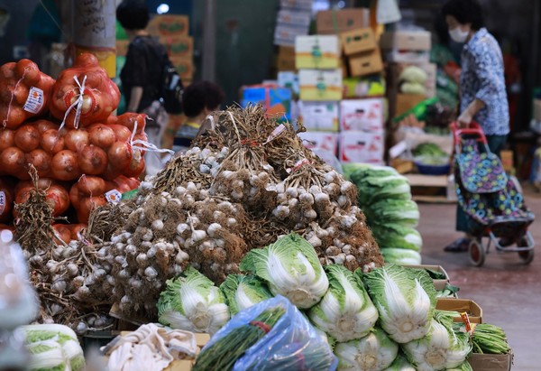 图为本月1日拍摄的首尔西大门区一家菜市场放着的蔬菜。梅雨结束后酷暑持续，以农食品为中心的菜篮子物价正在蠢蠢欲动。【照片来源：韩联社】