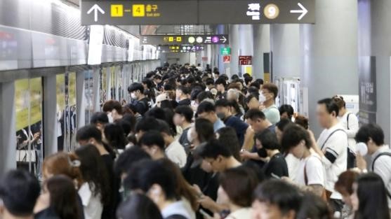 图为上月31日在上班高峰时间首尔江西区金浦机场站9号线站台挤满了人。【照片来源：NEWS1】 