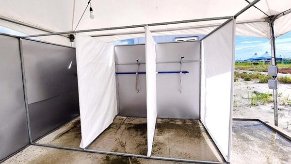 图为露营地内淋浴设施，男女通用且遮挡不严。【照片来源：李贤云(音)】