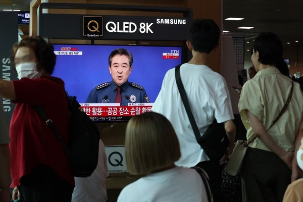 图为4日下午，在首尔站候车室的电视上正在直播警察厅长尹熙根发表关于随机行凶的对国民谈话。【照片来源：韩联社】