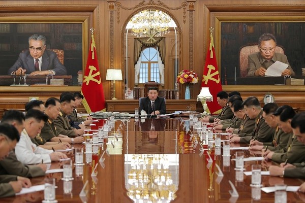 据朝鲜《劳动新闻》10日报道，朝鲜9日在国务委员长金正恩的指导下于党中央本部召开了朝鲜劳动党中央军事委员会第八届第七次扩大会议。【照片来源：NEWS1】