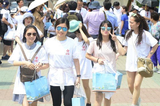 图为2016年6月中国最大的旅游集团中旅的1000名员工来到首尔南山韩屋村。【中央图片库】