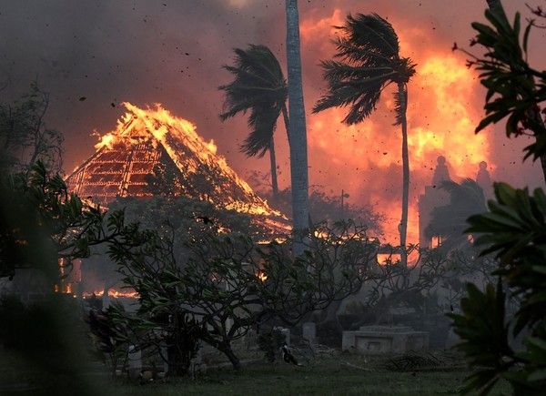8日，美国夏威夷拉海纳的怀奥拉教堂和檀香山弘万寺教会学校建筑被烧毁。【照片来源：美联社=韩联社】