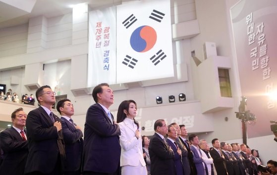 15日在首尔西大门区梨花女子大学大礼堂举行韩国光复78周年庆祝仪式上，韩国总统尹锡悦和夫人金建希正在向国旗敬礼。【照片来源：韩联社】