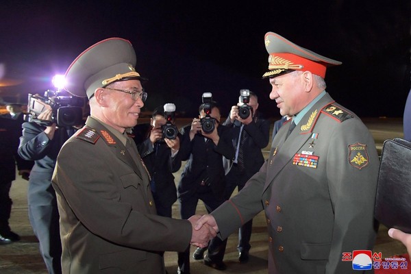朝鲜国防相强纯男迎接俄罗斯国防部长绍伊古。【照片来源：朝中社=韩联社】
