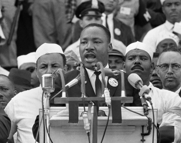 图为马丁•路德•金牧师1963年在向聚集在林肯纪念馆前要求赋予黑人投票权的25万名示威者发表了题为《我有一个梦想》(I have a dream)的演讲。【照片来源：韩联社】