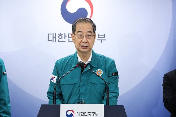 韩国务总理韩德洙23日在政府首尔办公大楼表明了重新引进义务警察的讨论方针。【照片来源：韩联社】