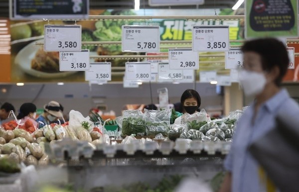 图为首尔瑞草区良才Hanaro超市的农产品柜台。【照片来源：韩联社】