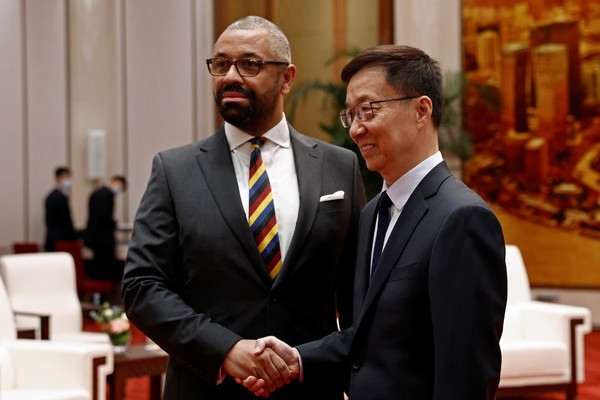 8月30日中国北京，英国外交大臣克莱弗利(左)与中国副主席韩正在人民大会堂举行会谈前握手。【照片来源：美联社=韩联社】