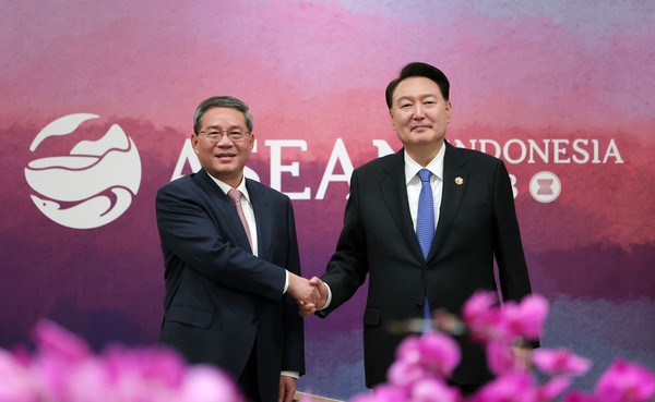 图为当地时间7日，尹锡悦总统在雅加达会议中心(JCC)举行的韩中会谈中与中国国务院总理李强握手致意。【照片来源：NEWSIS】