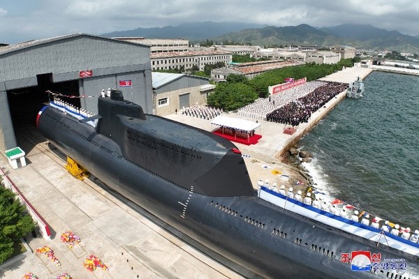 朝鲜8日表示在水下建造了可进行核攻击的战术核攻击潜艇。【照片来源：朝中社=韩联社】