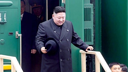 图为朝鲜国务委员长金正恩于2019年4月24日上午乘坐专列越过朝俄边境抵达哈桑站的情景。【照片来源：沿海州州政府官网=NEWSIS】