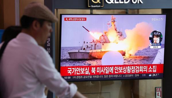 图为本月2日朝鲜向西海发射巡航导弹时首尔站候车室出现了相关广播新闻。【照片来源：韩联社】
