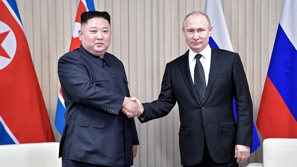 图为金正恩(左)和普京于2019年4月25日在俄罗斯符拉迪沃斯托克远东联邦大学举行朝俄首脑会谈并握手。【照片来源：韩联社】