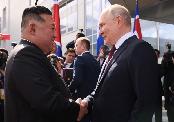 当地时间13日，朝鲜国务委员长金正恩和俄罗斯总统普京在俄罗斯阿穆尔州东方航天发射场会面并握手致意。【照片来源：法新社=韩联社】
