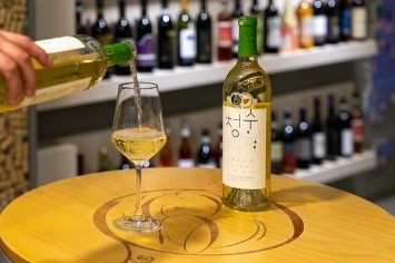 白葡萄酒是格兰柯朵酒庄的人气产品，也是炖蛤蜊等海鲜食品、韩食料理的好搭配。