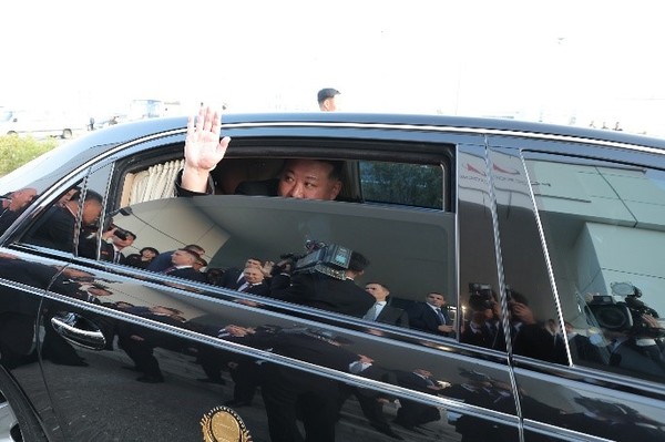 朝鲜国务委员长金正恩13日在俄罗斯东方航天发射场与普京总统会晤后乘坐私家车离开。【照片来源：劳动新闻=NEWS1】