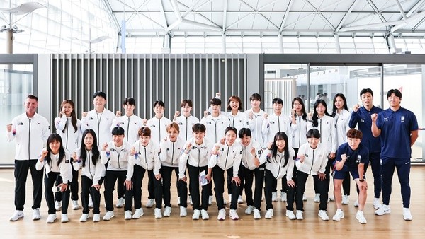 图为女足队员们身穿亚运会团服在出境大厅合影留念。【照片来源：NEWS1】