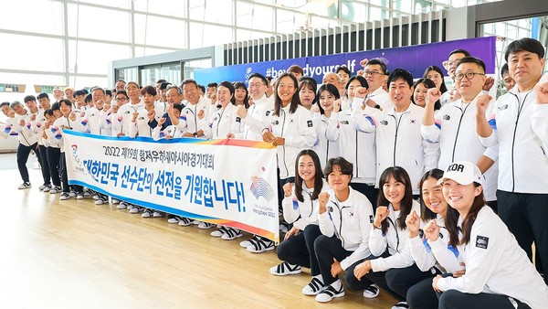 图为将赴杭州参加2022杭州亚运会的韩国代表队队员们通过仁川国际机场前往中国之前合影留念。【照片来源：韩联社】