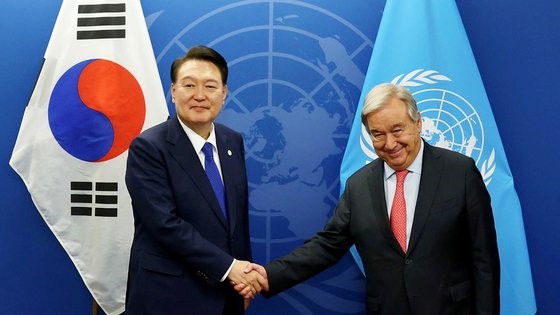 为出席联合国大会正在美国访问的韩国总统尹锡悦当地时间19日在纽约与联合国秘书长安东尼奥·古特雷斯面谈并合影留念。【照片来源：NEWS1】