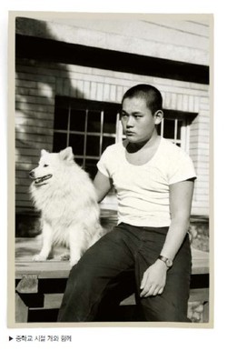照片为三星前董事长李健熙和他的宠物狗“韩国”。李健熙在日本留学时收到了父亲李秉喆送给他的小狗，并为其取名为“韩国”。【照片来源：三星电子】