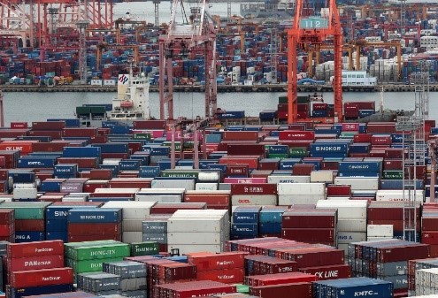 21日，釜山港新仙台码头和甘湾码头堆满了集装箱。【照片来源：NEWS1】
