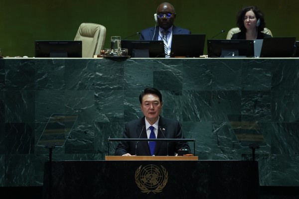 图为当地时间20日下午，在美国纽约联合国(UN)总部举行的第78届联合国大会上，尹锡悦总统正在进行主题演讲。【照片来源：韩国总统室】