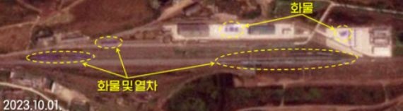本月1日，美国遥感卫星数据公司“星球实验室”(Planet Labs)拍摄到了位于朝俄边境地区豆满江站附近的车辆基地。照片中可以识别出各种货物和货车。【照片来源：RFA官网截图】