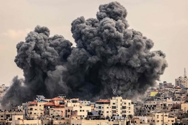 9日遭到以色列空袭的加沙地带冒出滚滚黑烟。【照片来源：韩联社】