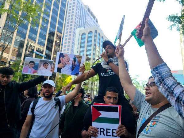 图为11日下午，在光化门一带举行的支持巴勒斯坦及谴责以色列的集会和游行中，一名男子正在队伍前高喊口号。 【摄影：金敏贞 记者】